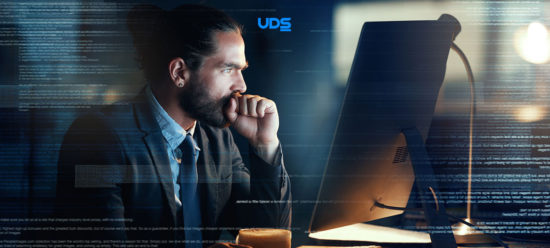 alt: "homem, chief technology officer em frente ao monitor"