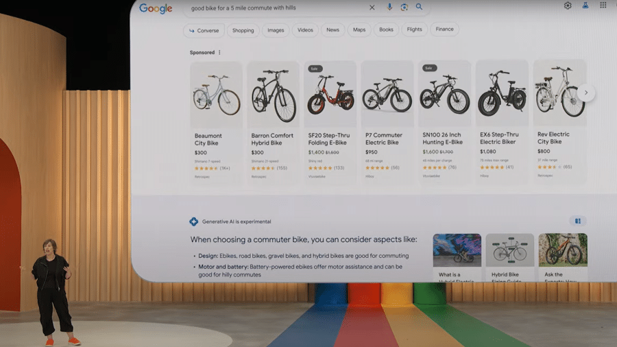 Na imagem, a vice presidente de engenharia do Google apresenta, em um telão, a integração da nova inteligência artificial do google com a ferramenta de busca.