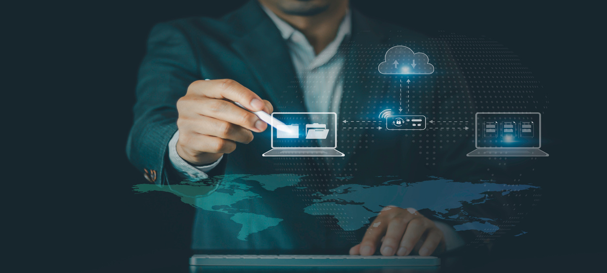 gestor fazendo conexões entre ícones em vetores, indicando aws advanced partners ajudando seu negócio