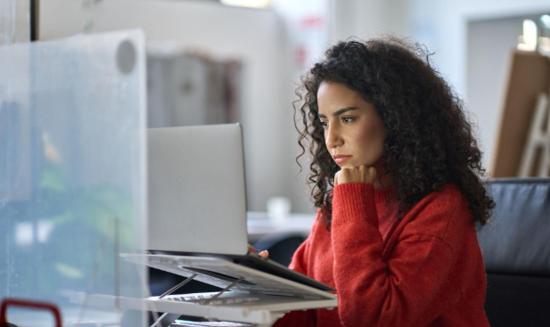 mulher em frente a computador pesquisando sobre serviços de nuvem