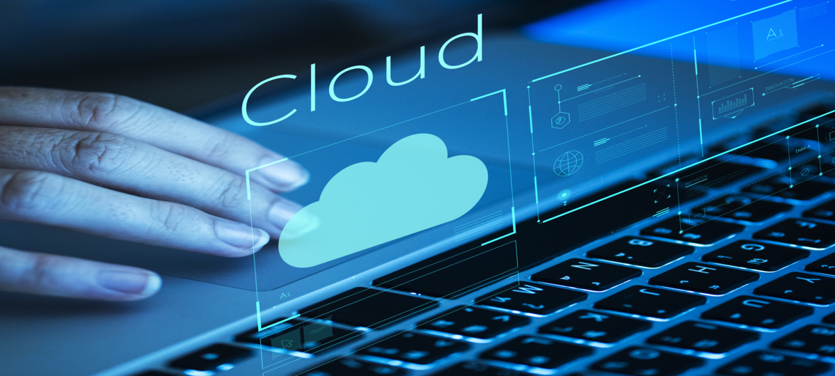 mãos femininas digitam em laptop enquanto símbolos azuis de nuvem com a palavra "cloud" são demonstrados acima das mãos, simbolizando serviços cloud explicados no artigo.