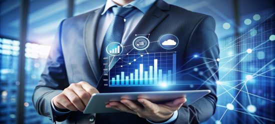 homem de negócios olhando pra tablet que está abaixo de desenho relacionado a business intelligence