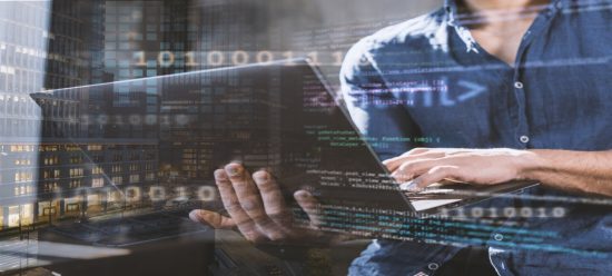 homem digitando em notebook com símbolos html e css à frente da imagem, simbologia para engenharia de dados