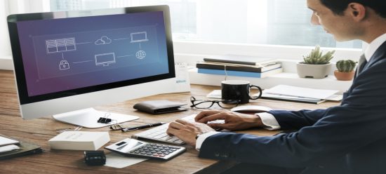 homem vestindo terno digita em computador que na tela mostra estratégia de gerenciamento de nuvem, simbolizando o lift-and-shift ou rehost.